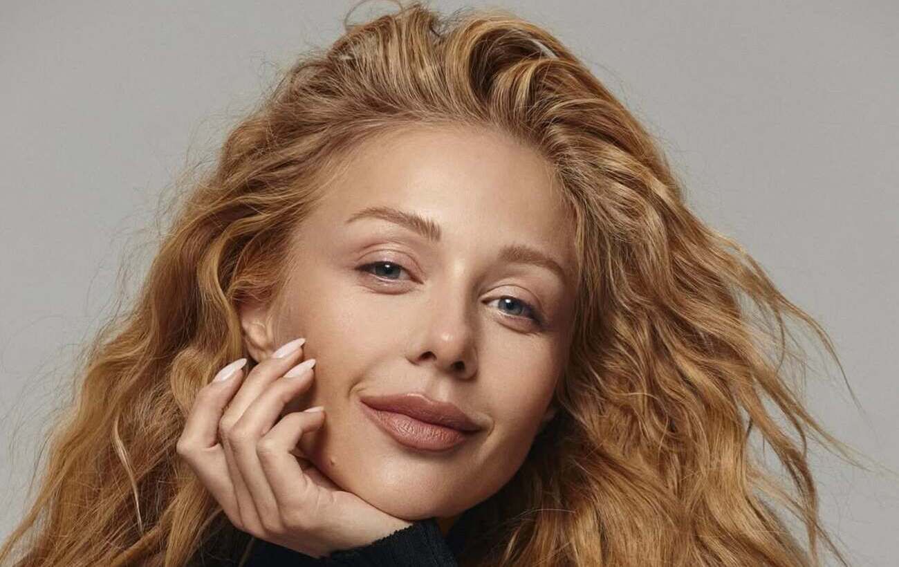 Тепло і в тренді: Тіна Кароль показала, як стилізувати звичайну куртку та вразити всіх