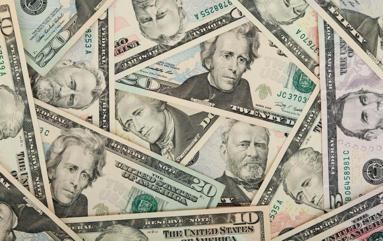 Долар падає, євро зростає: нові курси в обмінниках