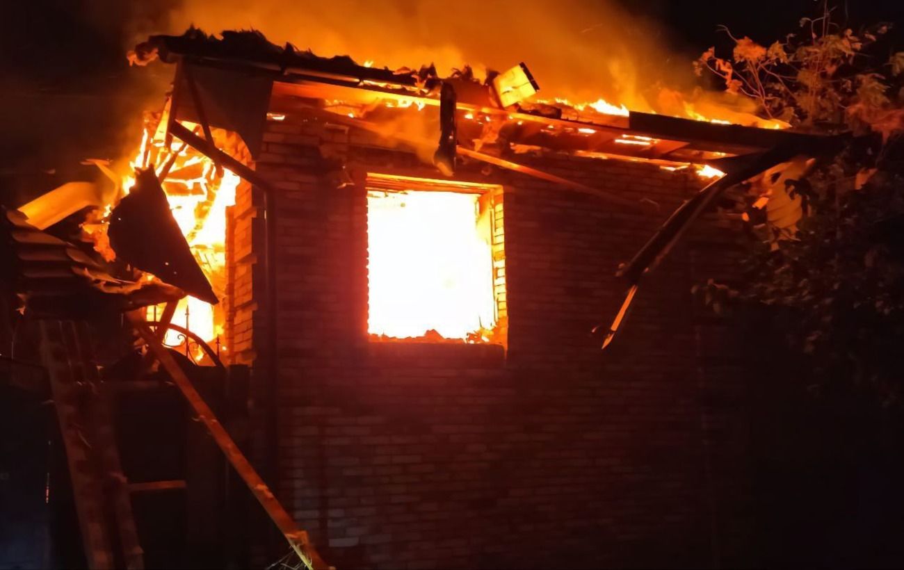 Росіяни вночі атакували Дніпро та область: виникли пожежі, є постраждалий