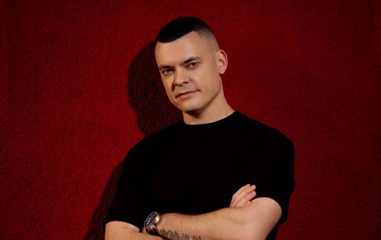 Вирване волосся та вибитий зуб: на концерті відомого співака побилися фанатки (відео)