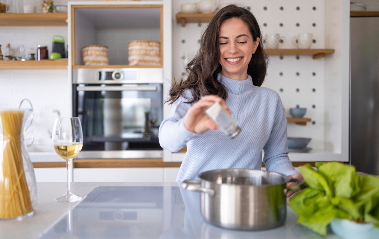 Українці споживають солі у 2,5 раза більше норми: як додавати менше