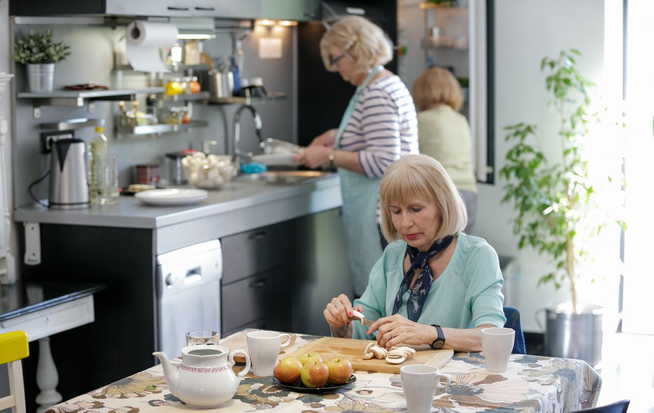 Мити посуд у гостях заборонено: чому давня прикмета наших бабусь радила цього не робити