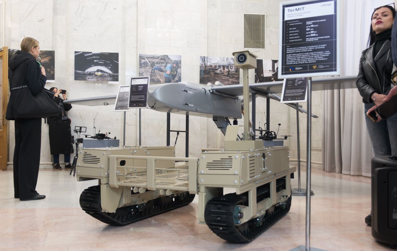 ЗСУ дронами розбили аеродром Саки: відео ударів по об'єктах у Криму