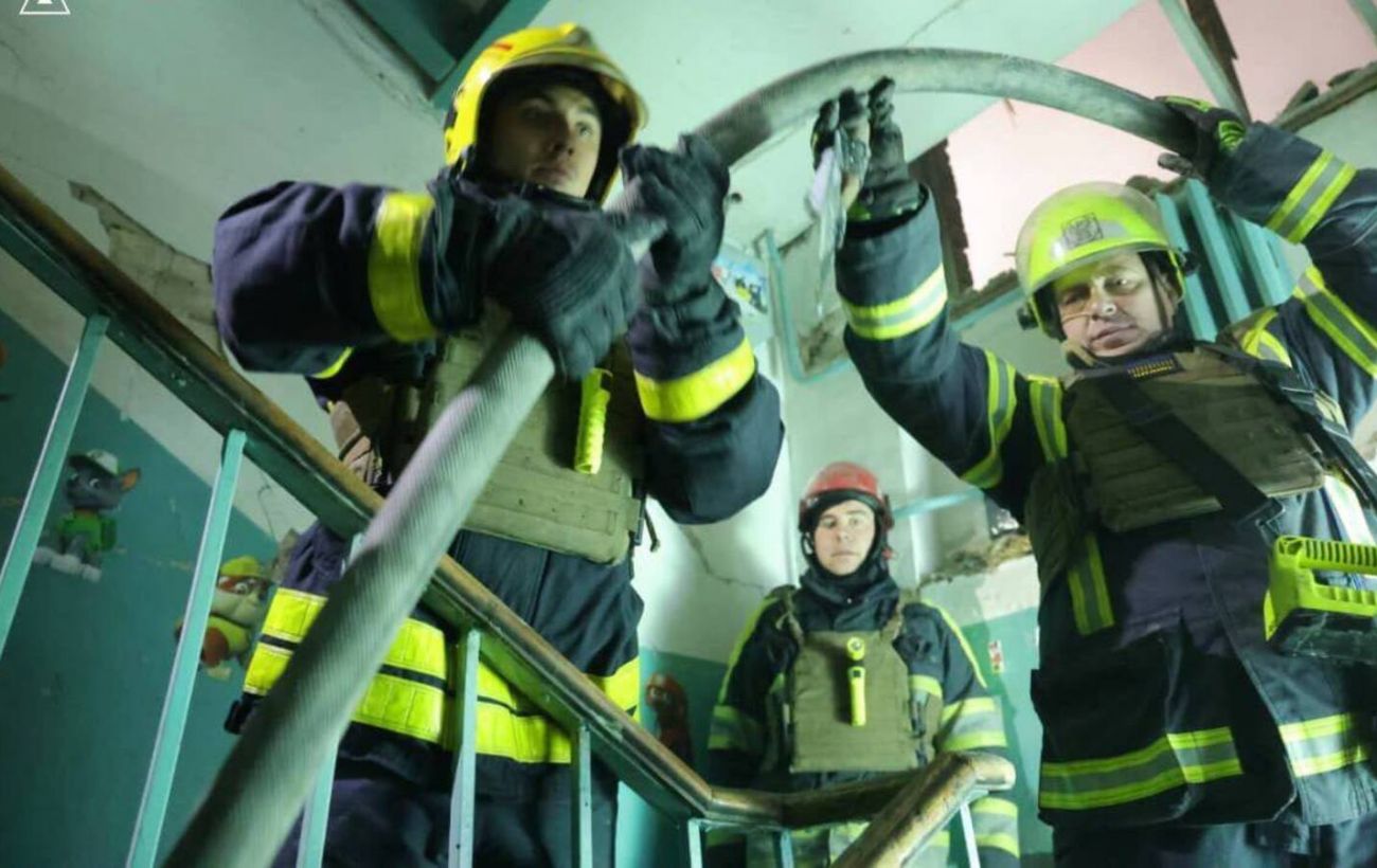 Пошкоджені 5 багатоповерхівок, є жертва: з'явилися перші фото наслідків атаки на Київ