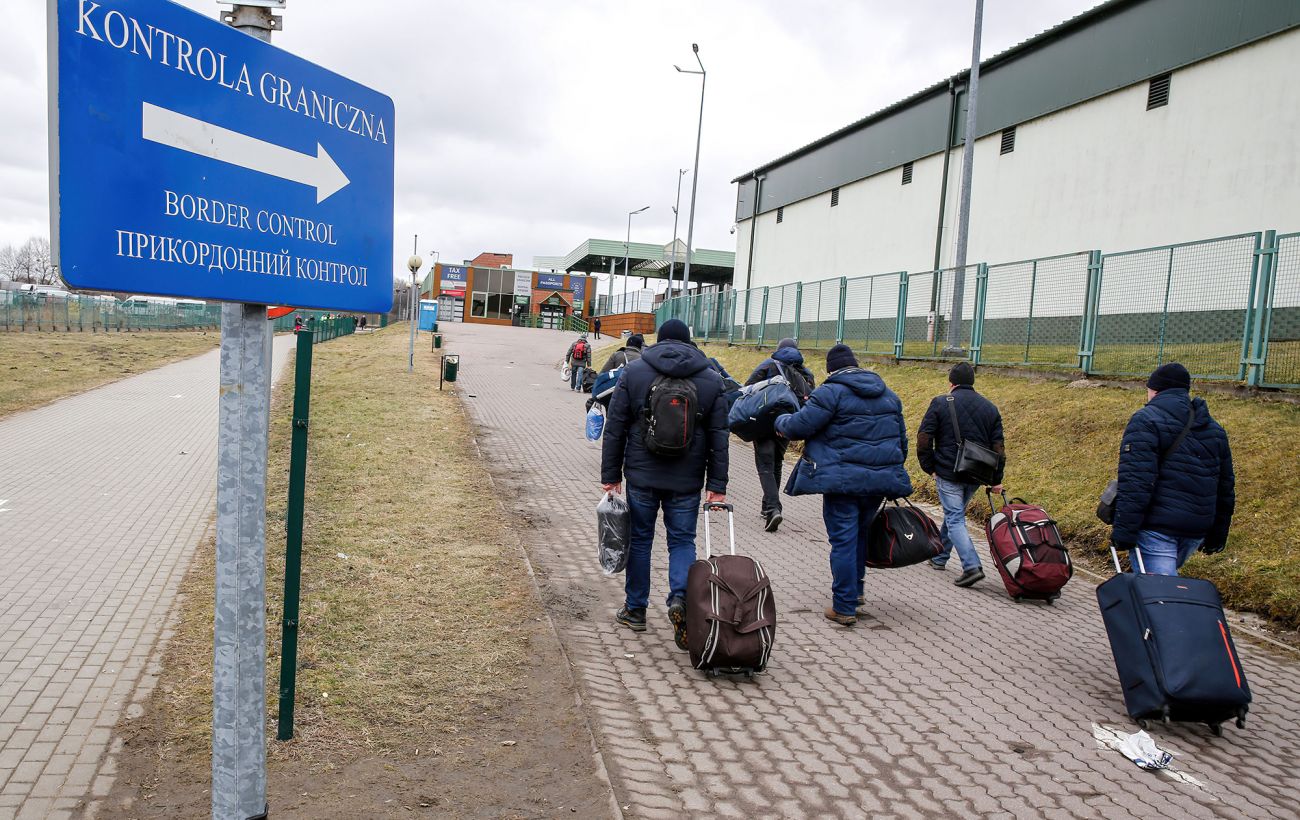 Українці виїжджають за кордон через посилення обстрілів цивільної інфраструктури, - НБУ