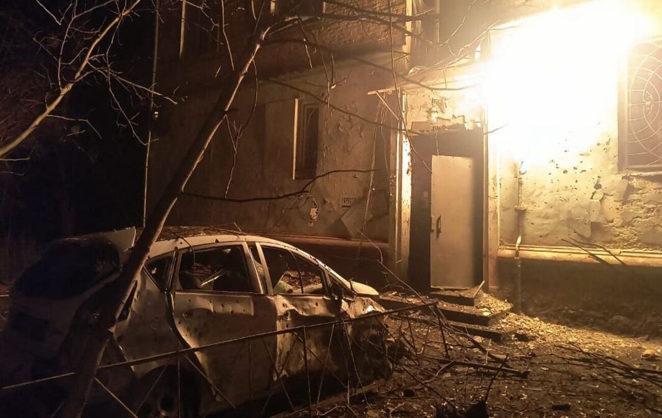 У Чернігові зросла кількість постраждалих після падіння дрону біля будинку: фото наслідків