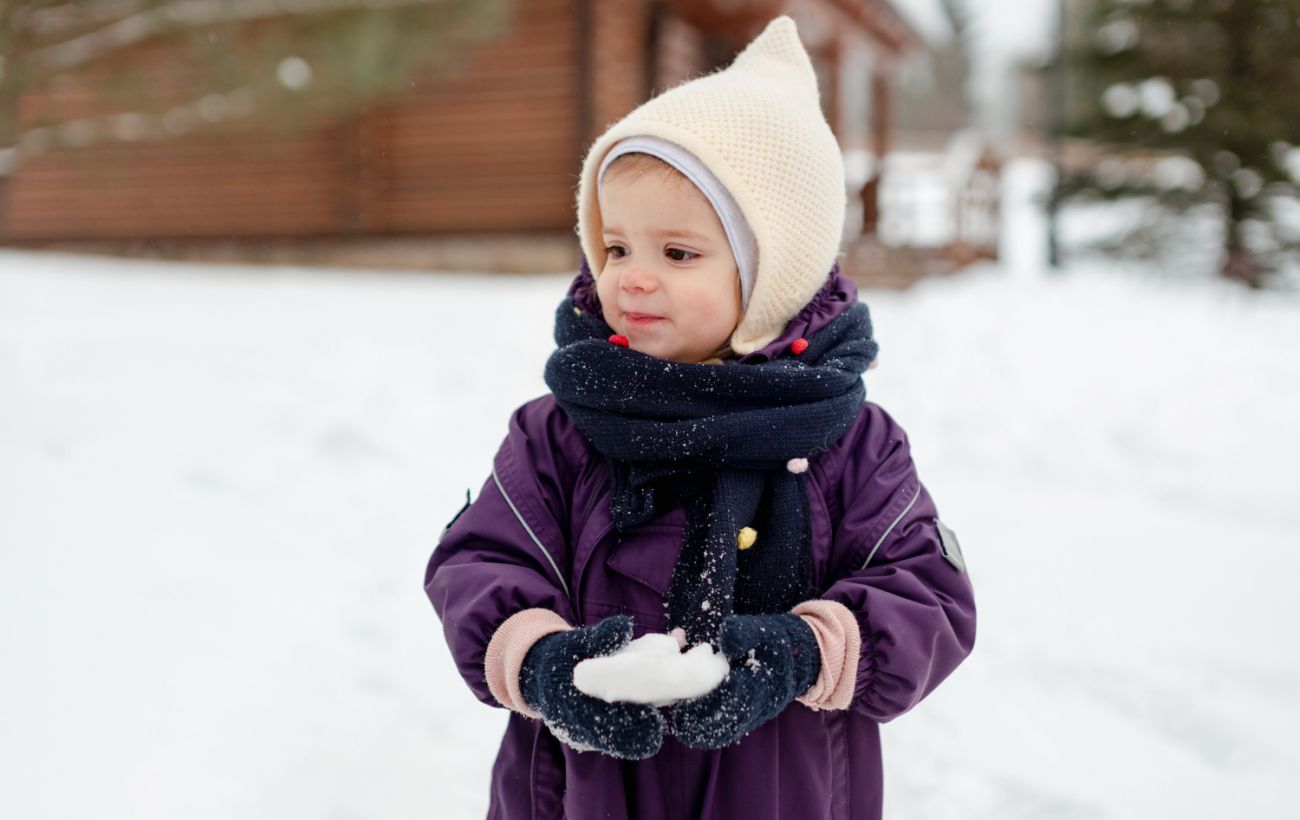 Дитина з’їла сніг на вулиці? Педіатр назвала приховані загрози