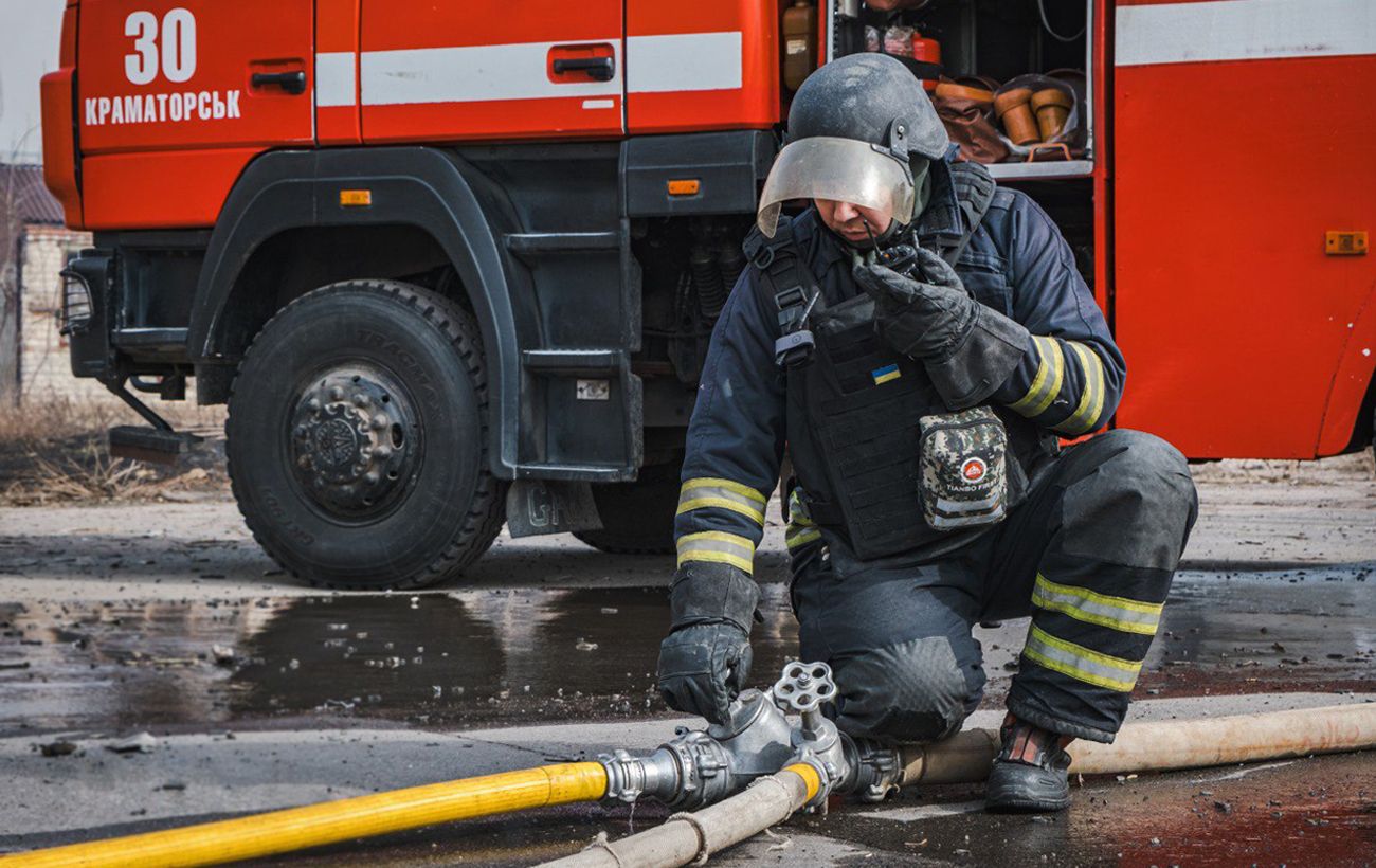 РФ атакувала дроном рятувальників у Дружківці: пошкоджене авто, є поранені