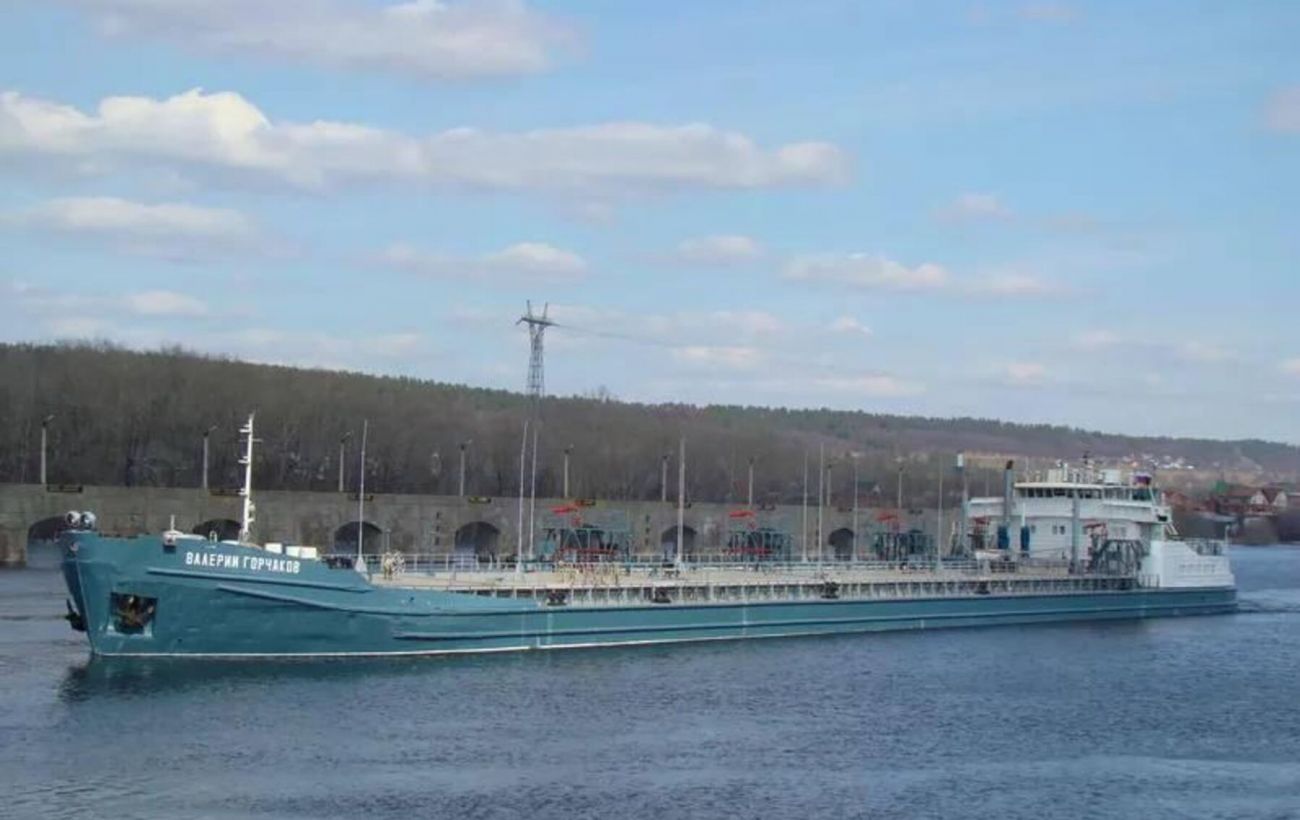 Нафту возити не буде: атакований в Ростові-на-Дону танкер РФ почав тонути