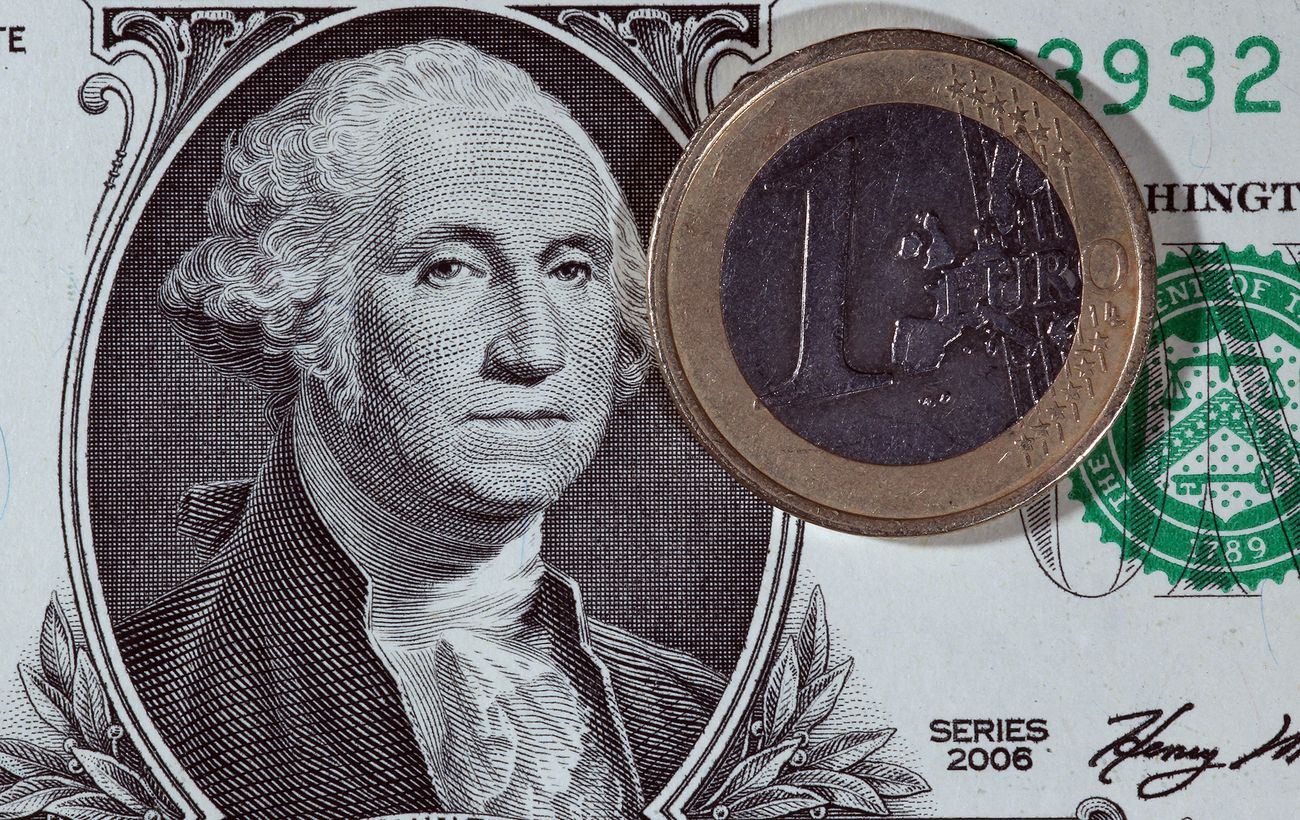 НБУ трохи знизив курс долара і євро