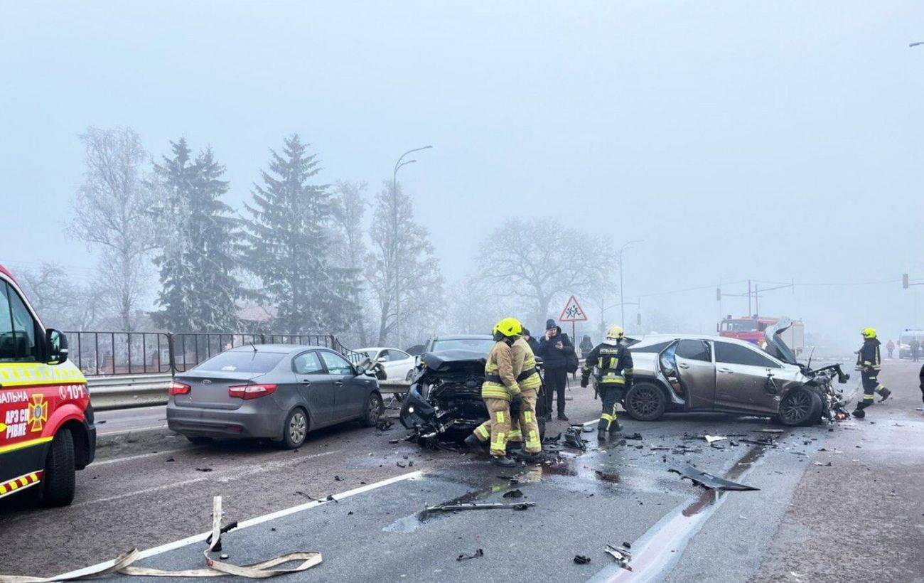 На трасі "Київ–Чоп" біля Рівного зіткнулися близько восьми авто: рух у бік столиці перекрито