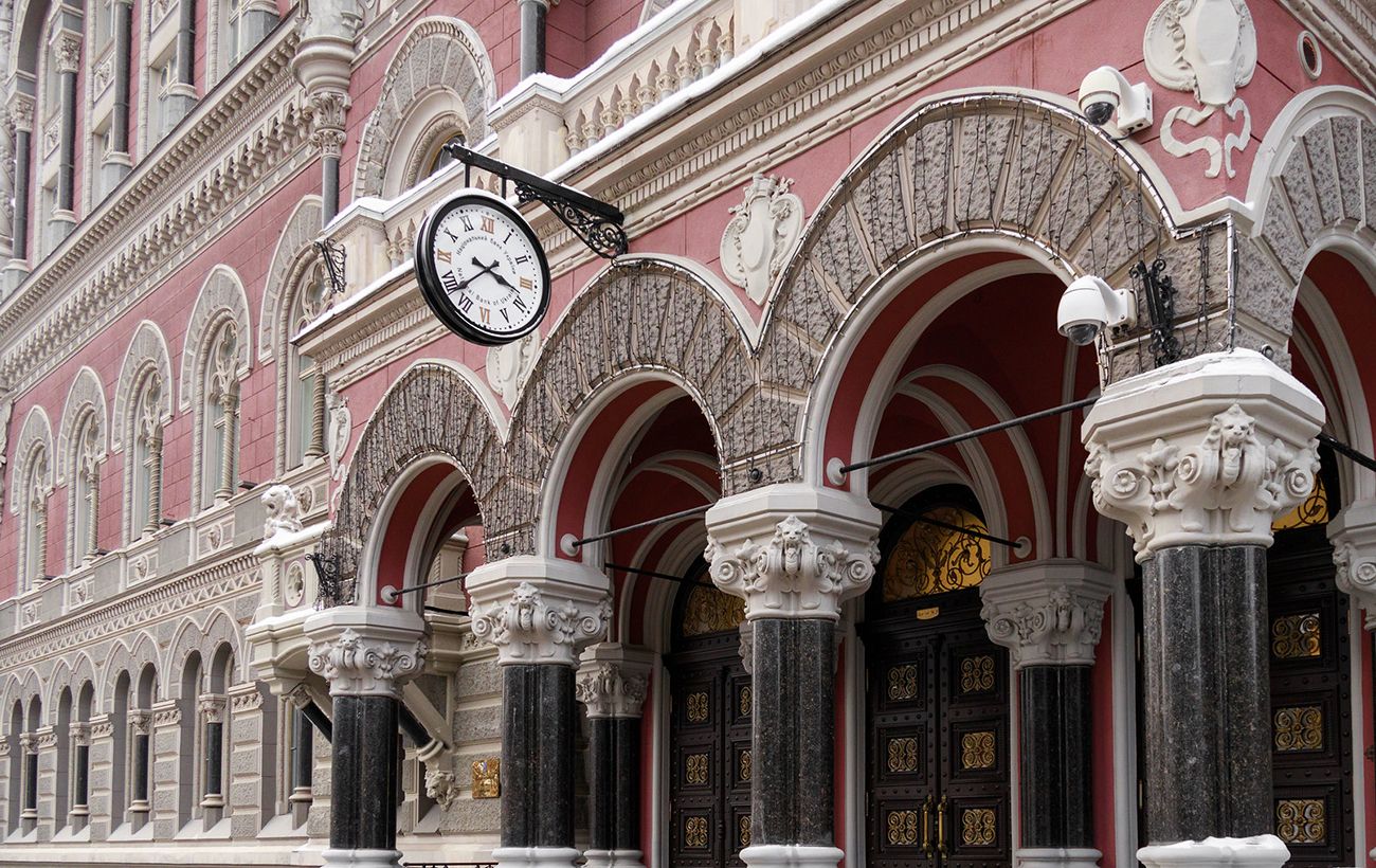 НБУ трохи знизив курс долара