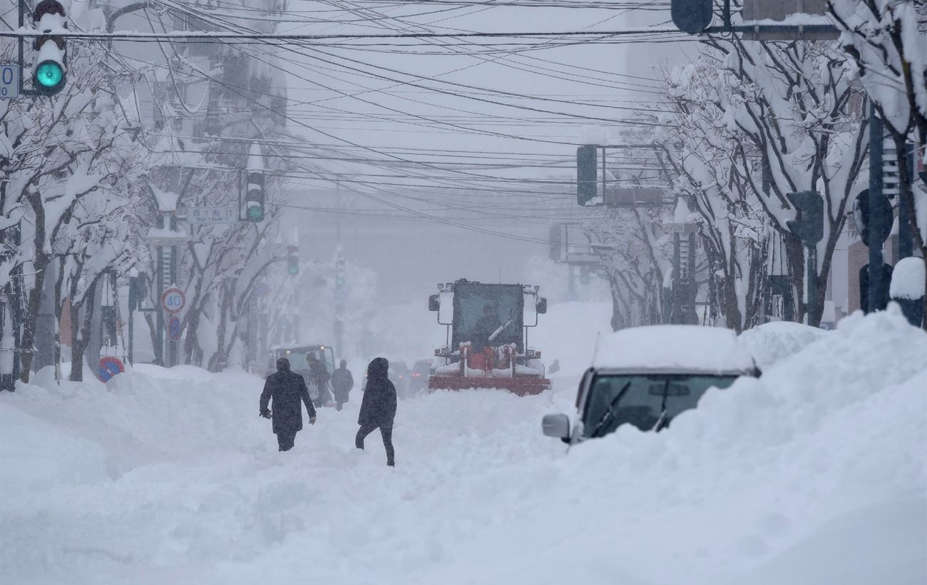 Негода паралізувала дороги Франківщини: рятувальники евакуювали десятки людей (відео)