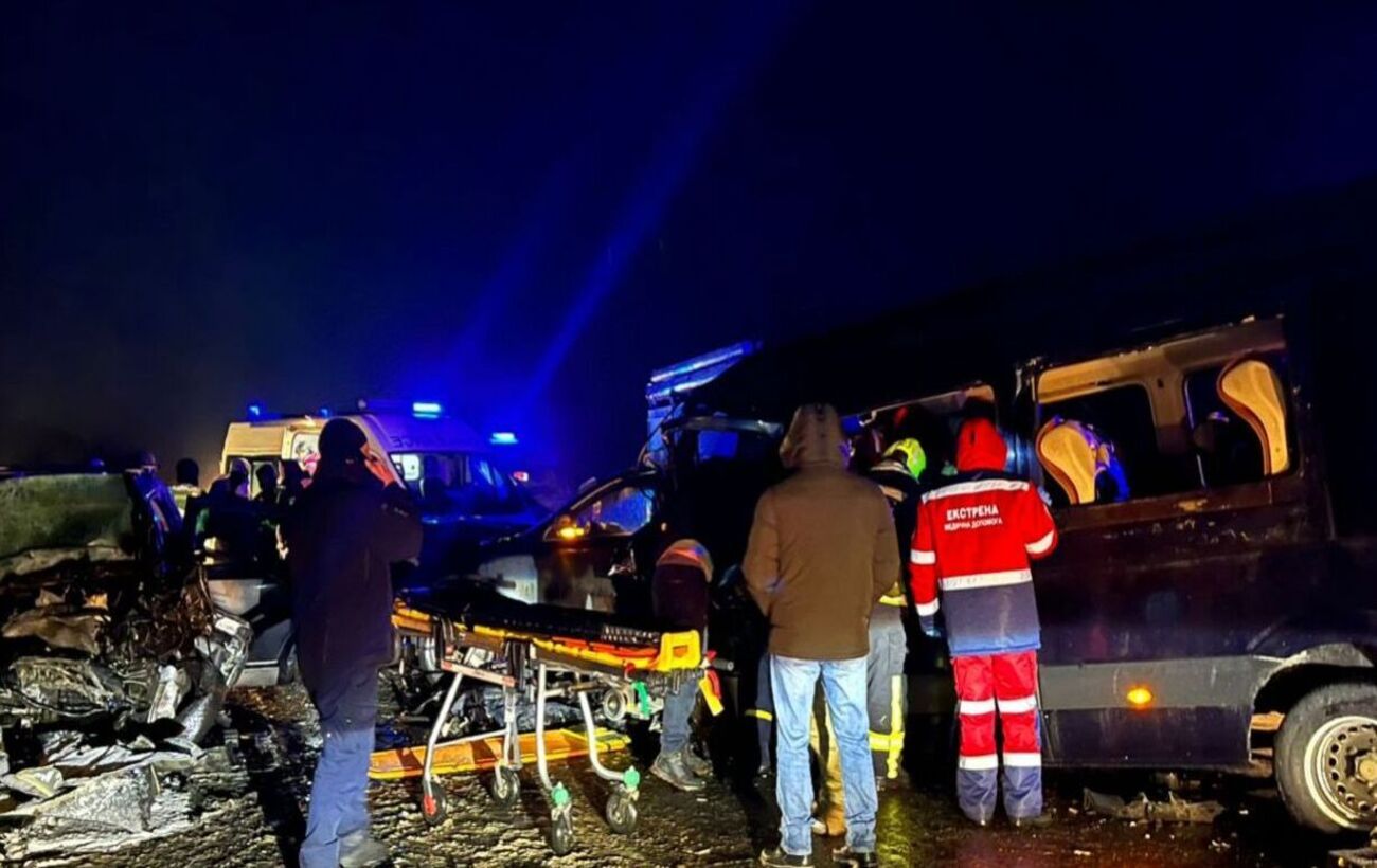 На трасі Київ-Харків сталася масштабна ДТП: 13 людей постраждали, ще одна - загинула