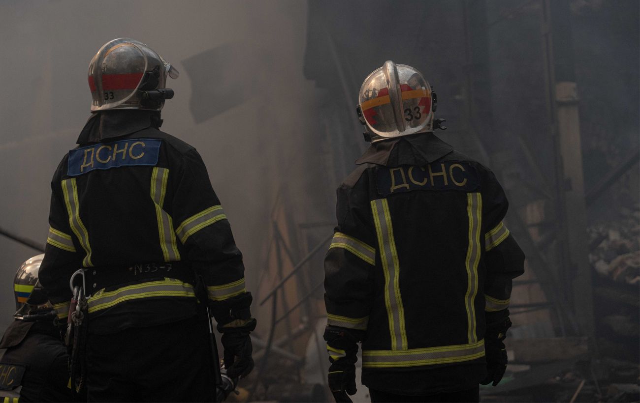 Росіяни вдарили по залізниці у трьох областях: пошкоджене депо та вантажні вагони