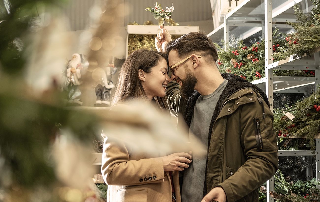 Не просто романтика: як виникла та що насправді означає традиція поцілунка під омелою