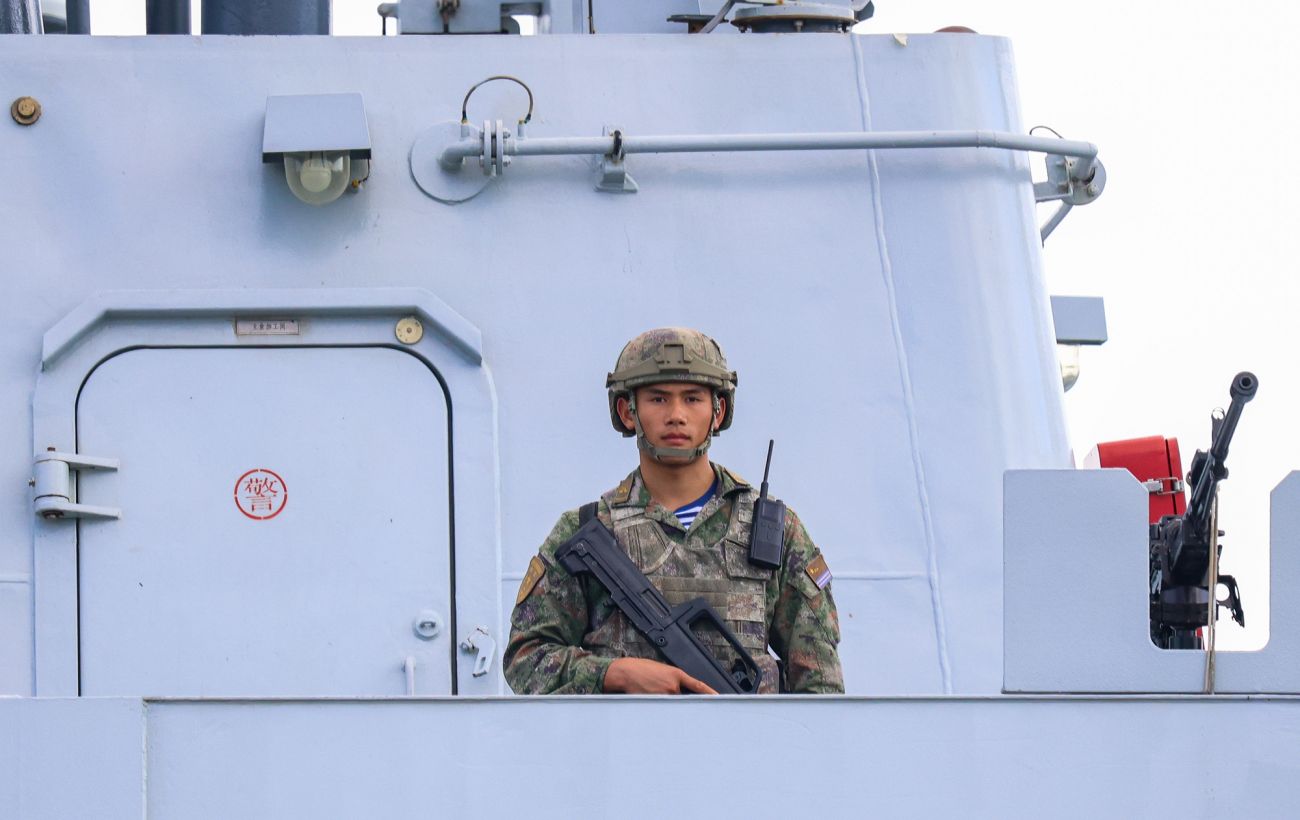 Китай перетворює вантажні судна на мобільні авіабази для безпілотників