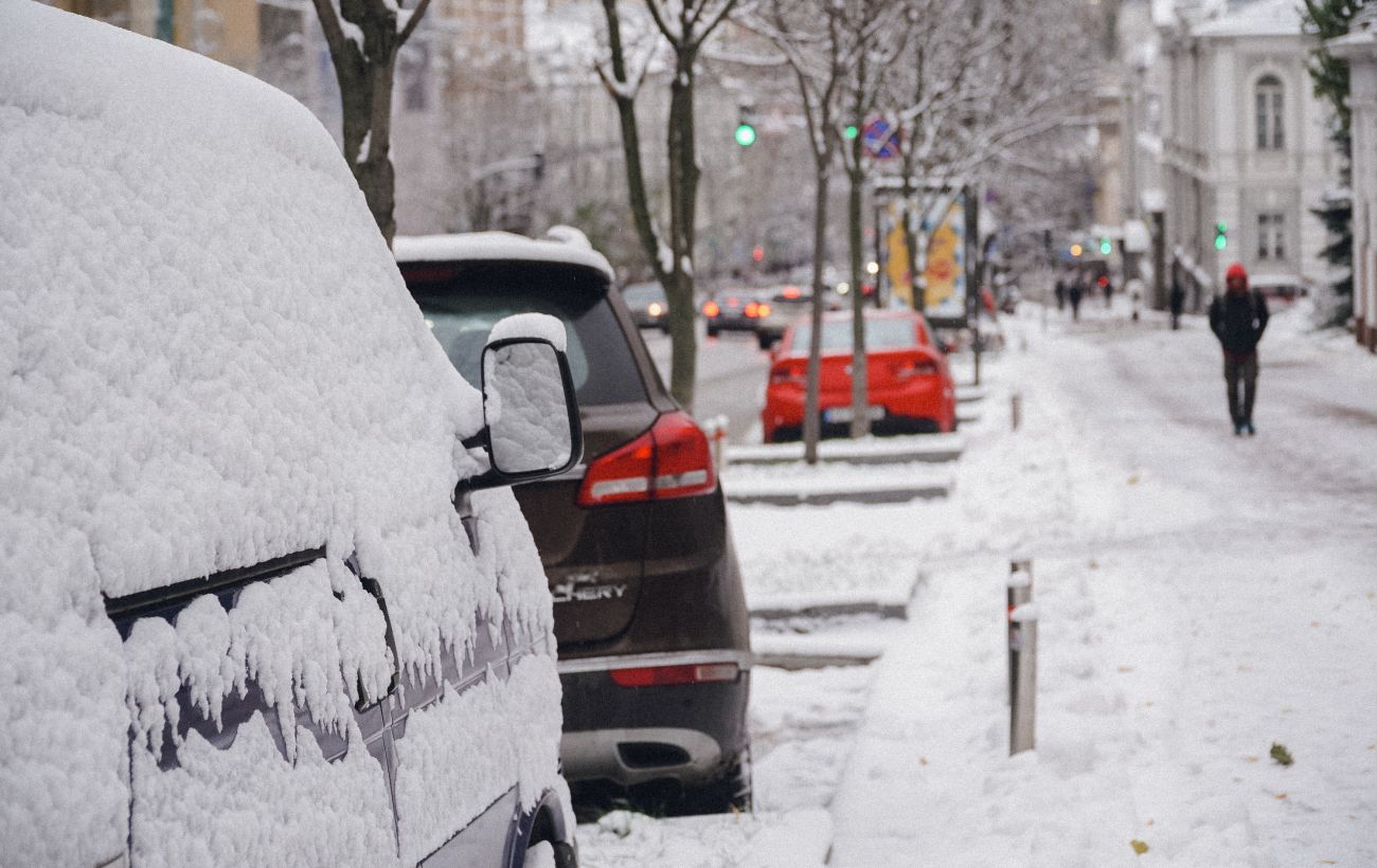 Ожеледиця, сніг та невелике потепління: якою буде погода в Україні сьогодні