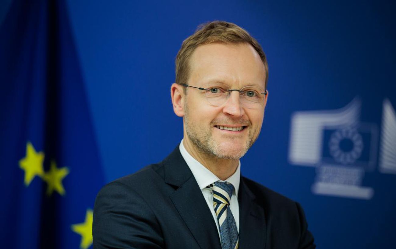 Коли Україна почне отримувати гроші за кредитом ЄС на 90 млрд: в Єврокомісії відповіли