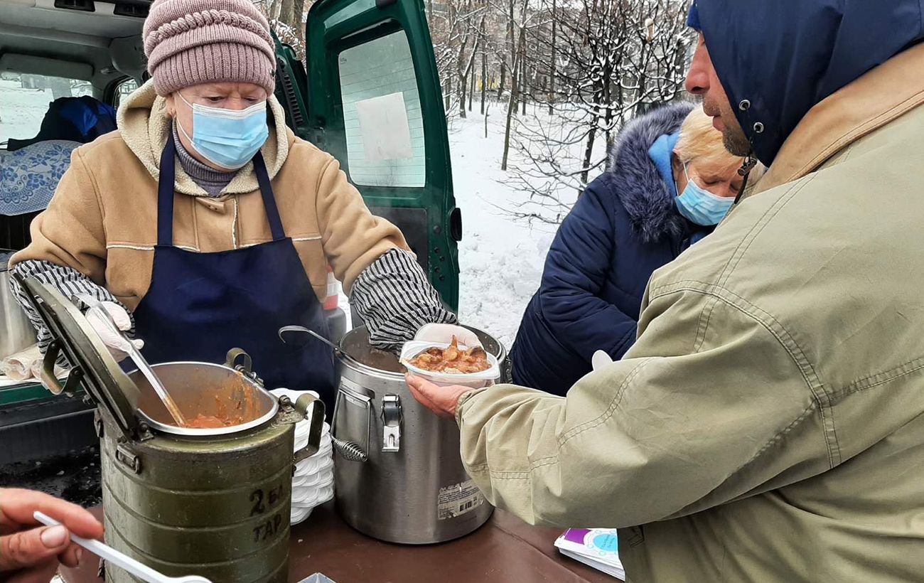 Гарячі обіди й підтримка: кому, де і як безкоштовно допомагають у Києві взимку