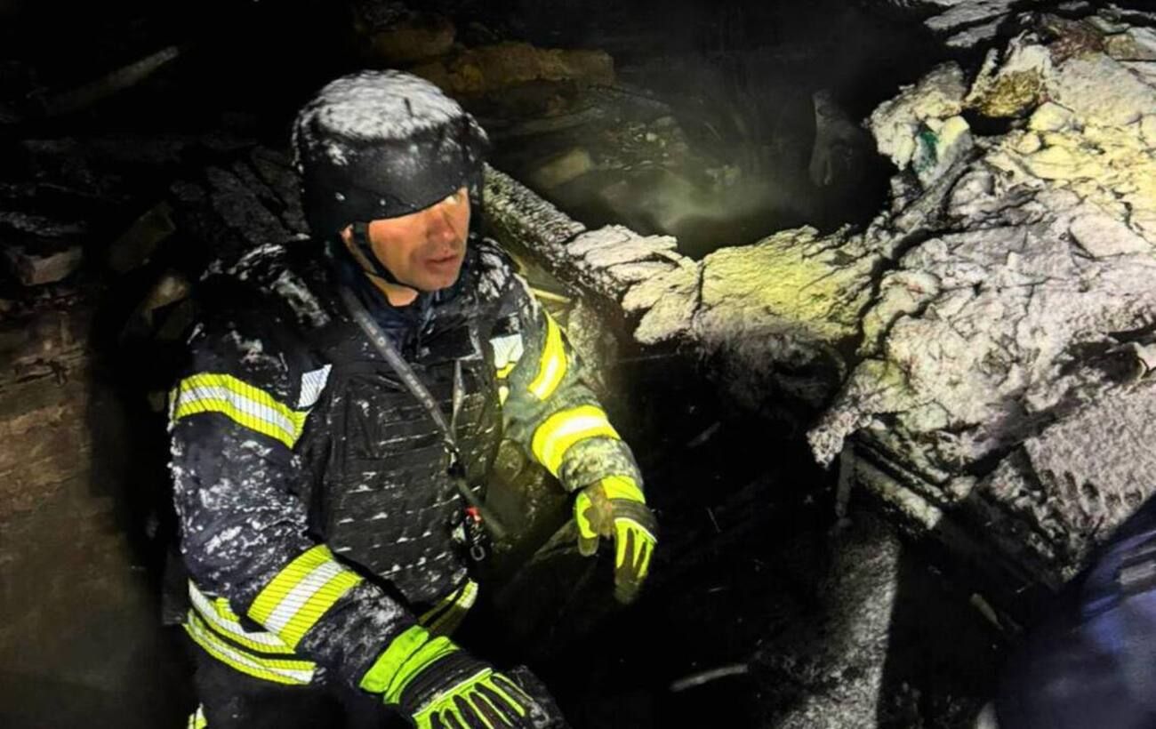 Обстріл Київщини: у Броварах рятувальники дістали з-під завалів та врятували всю сім'ю