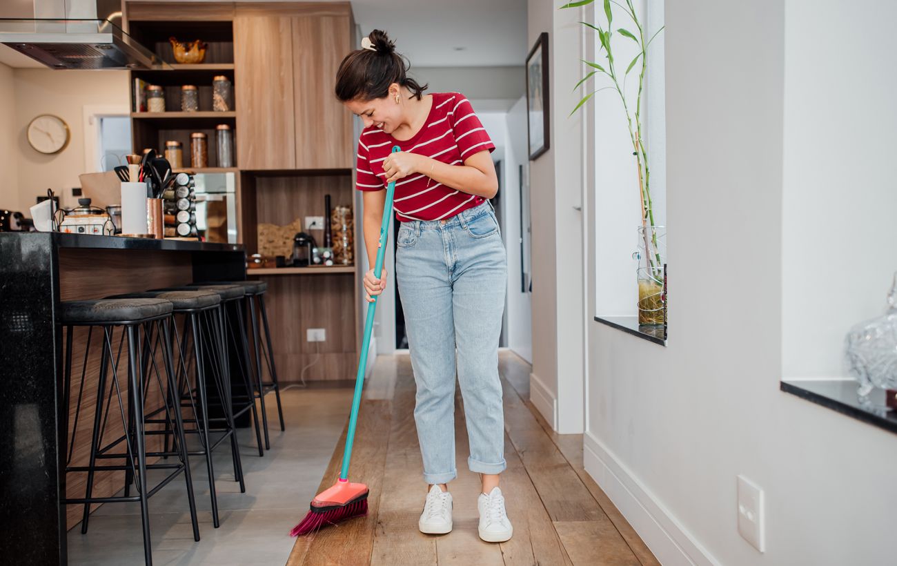 Наші предки знали: у які дні тижня не можна брати віник до рук, щоб не "вимести" гроші з дому