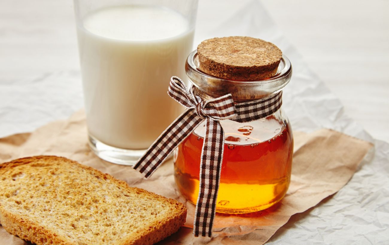 Напій з дитинства: як мед з молоком впливає на організм