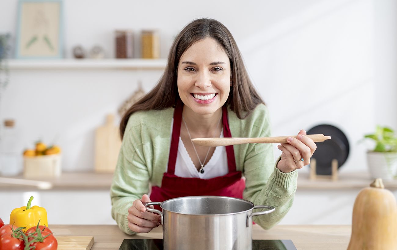 Чому не можна залишати ложку в каструлі: народні прикмети та наукове пояснення