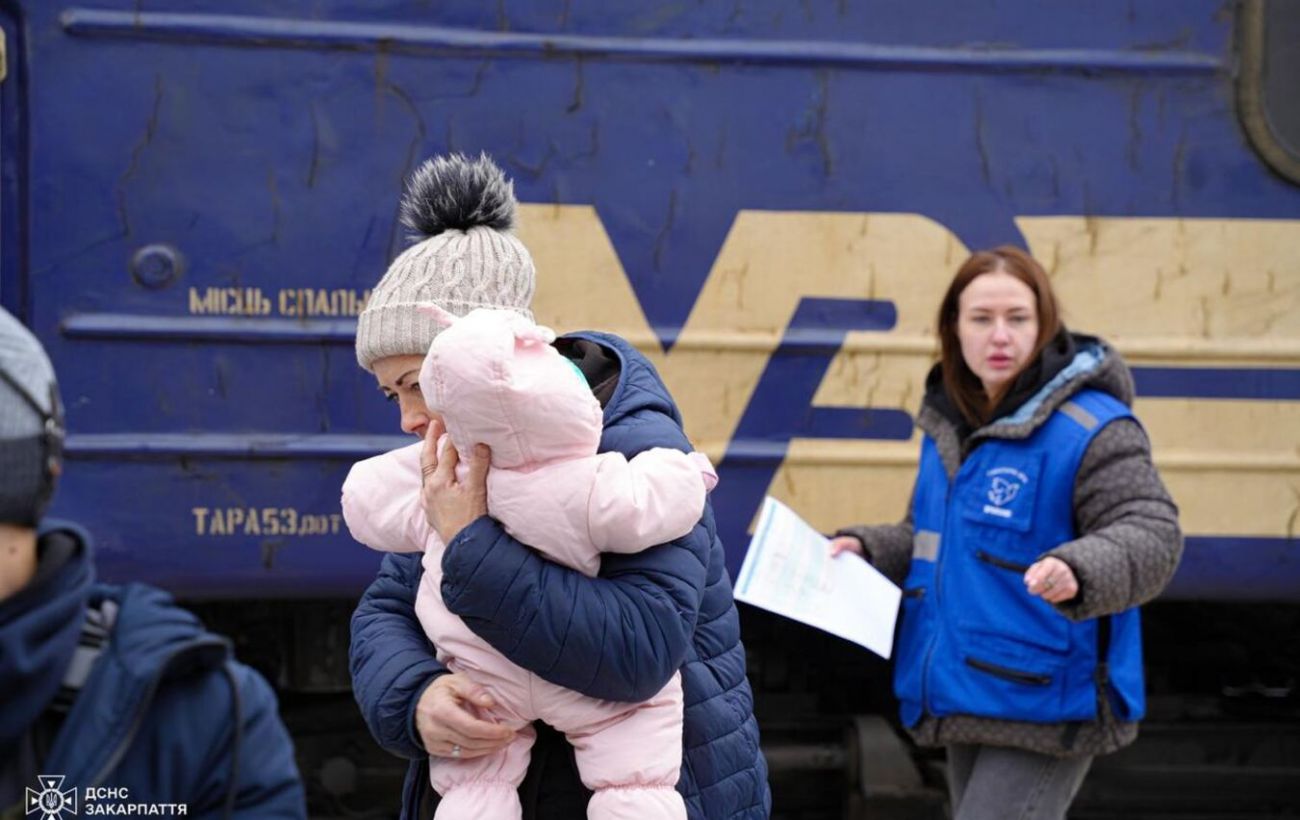"Укрзалізниця" вивозить мешканців прифронтових регіонів: куди вони виїжджають