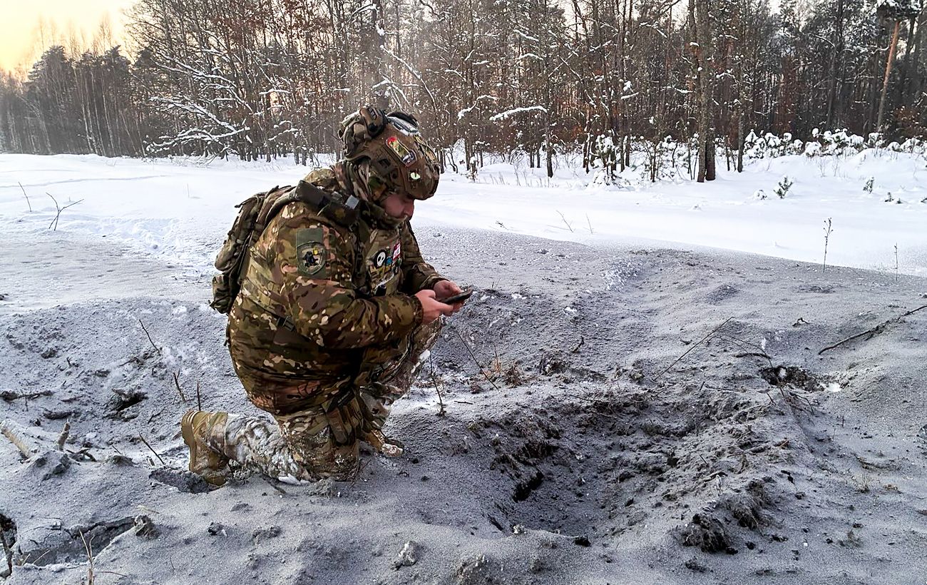 На Рівненщині ''Шахеди'' скидали вибухівку біля залізниці: у поліції показали фото