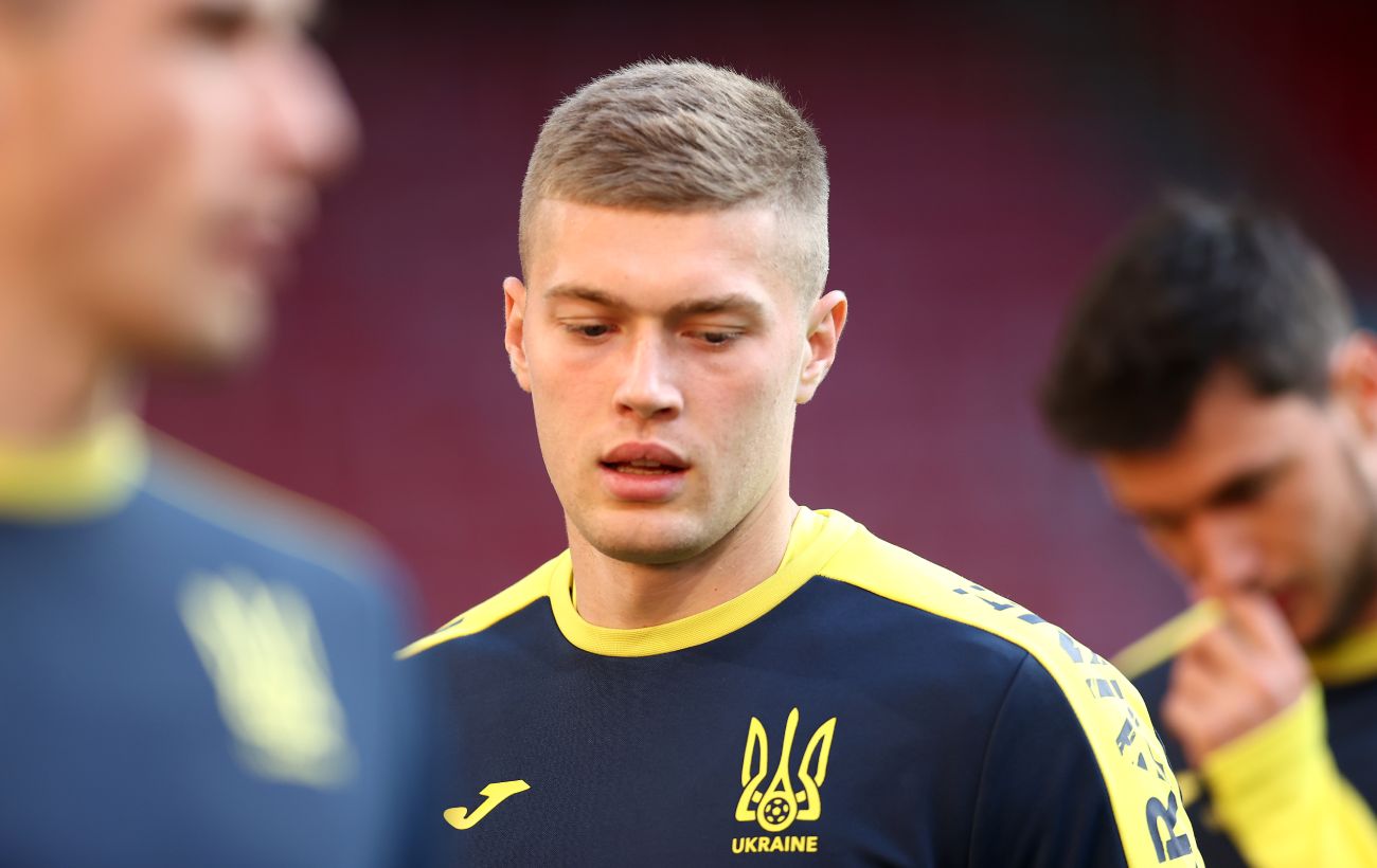 Довбик ліг під ніж та показався на милицях: надовго поза грою