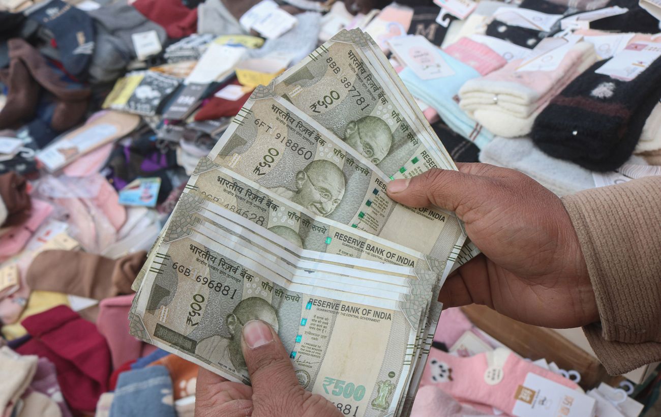 В Індії рекордно впала нацвалюта через США та іноземних інвесторів, - Bloomberg