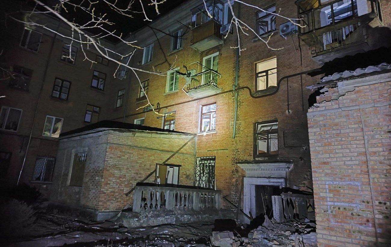 Багатоквартирний будинок постраждав від артилерії росіян у Нікополі: ОВА показала кадри