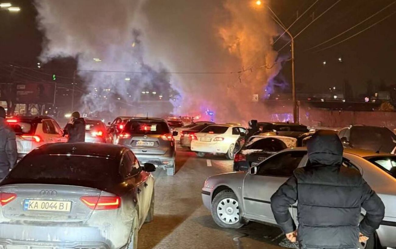 У Києві на "Шулявці" сталася пожежа на проспекті (фото)