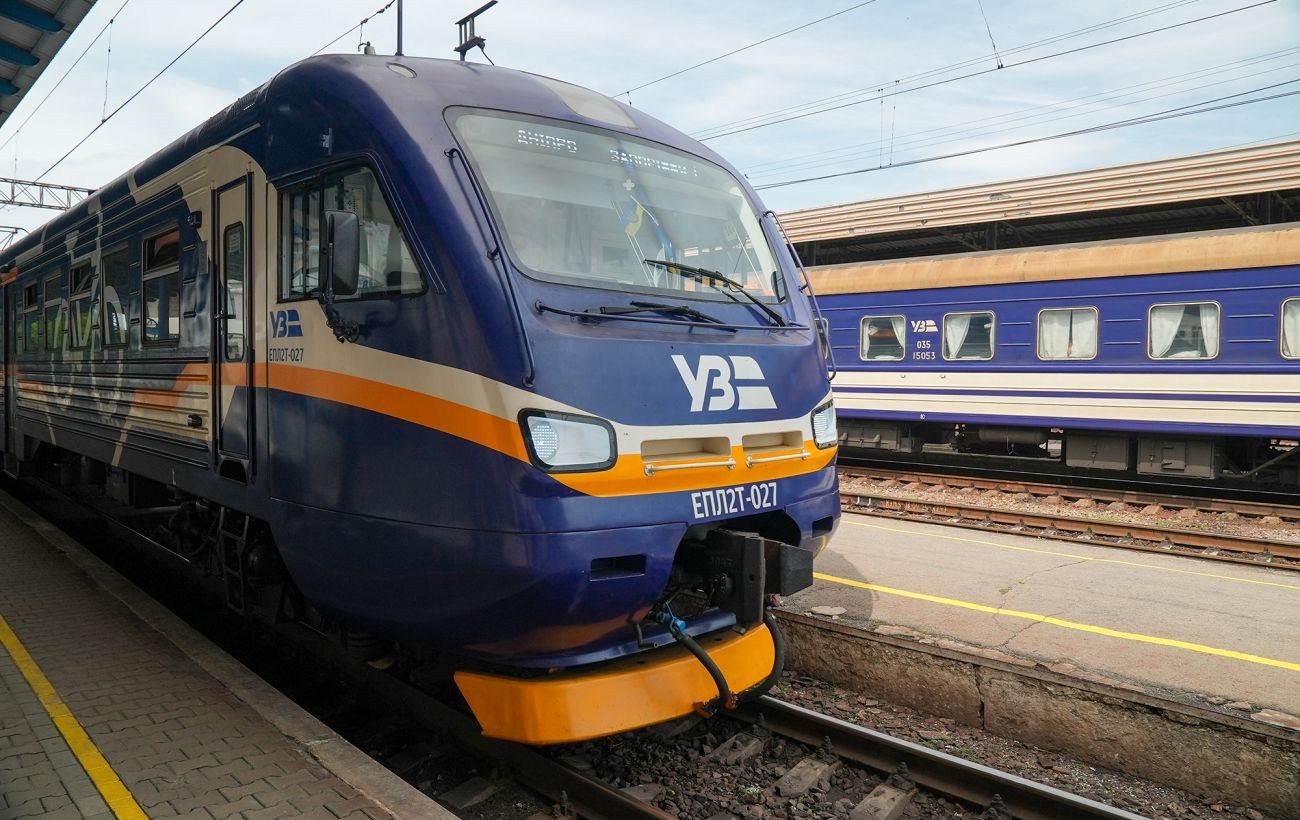 Поїзди до Дніпра обмежують рух через обстріли: що треба знати пасажирам