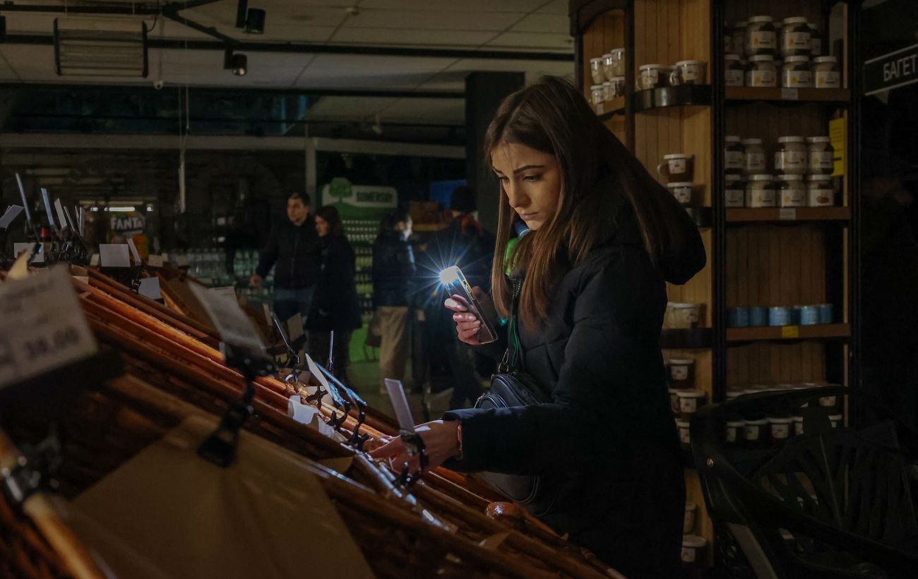 Де та як сьогодні вимикають світло: список областей та графіків