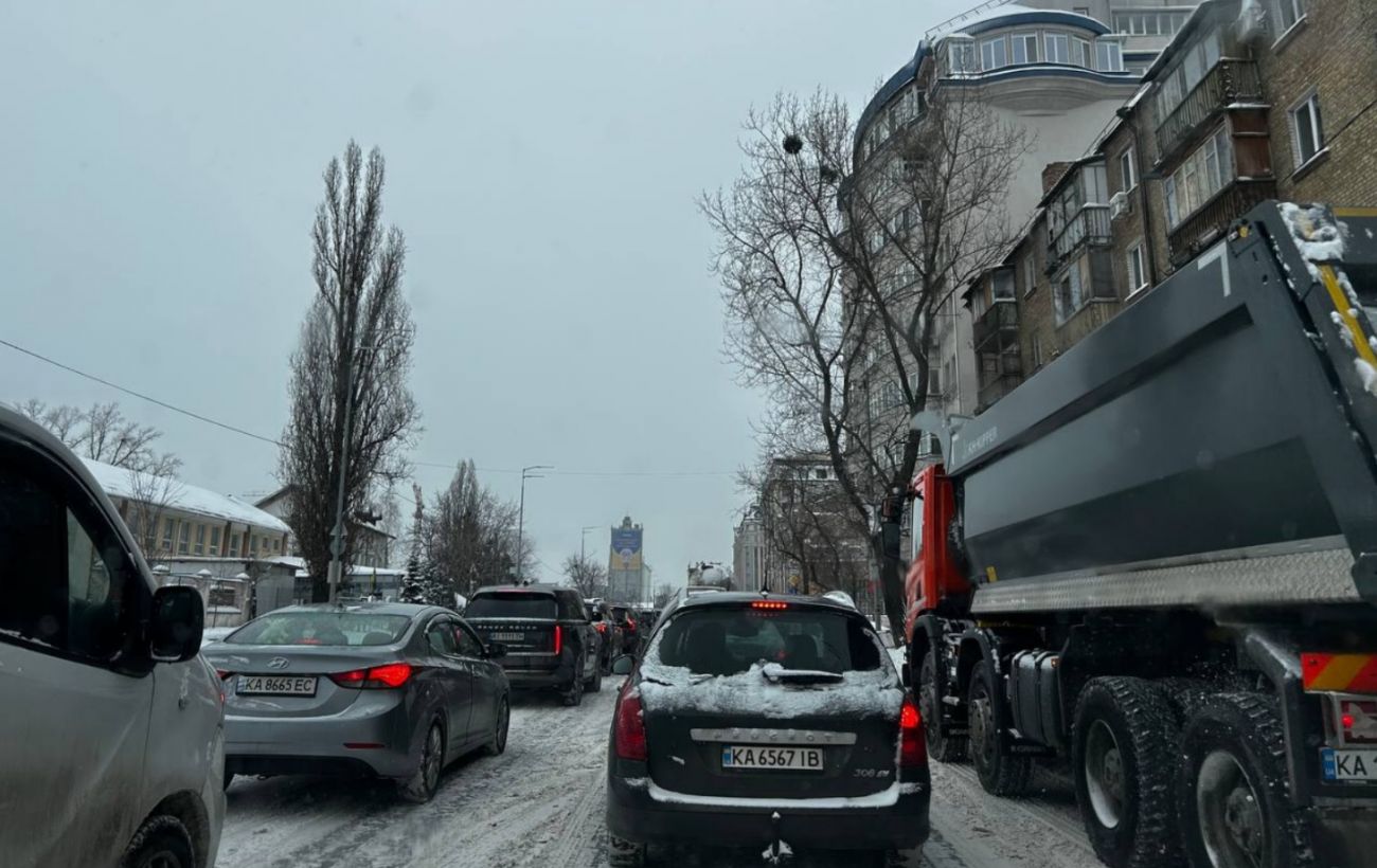 Київ скували затори на тлі снігопаду: де найгірша ситуація