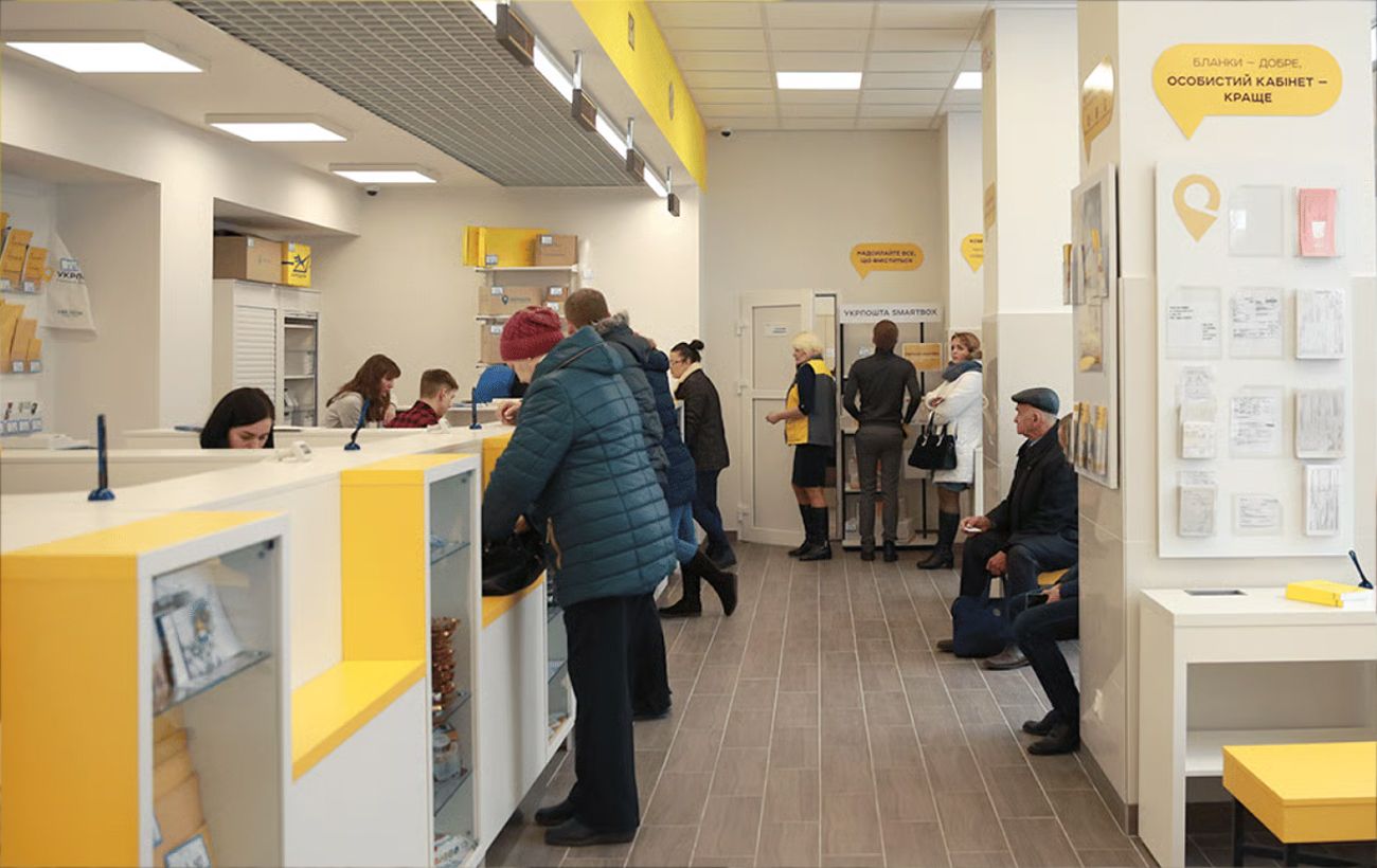 Працівники на мінімалці? В "Укрпошті" чесно сказали, які зарплати у листонош і начальників