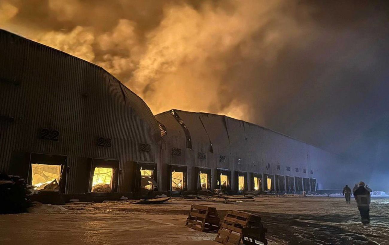 РФ вдарила по Яготину на Київщині: горить складське приміщення (фото)