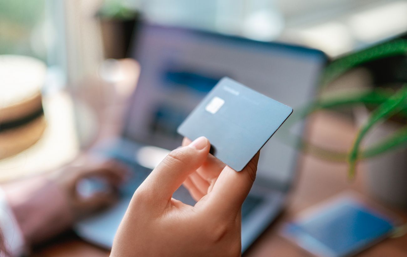 Оплата "пластиком" і гаджетами: на що українці витрачають найбільше грошей з карток