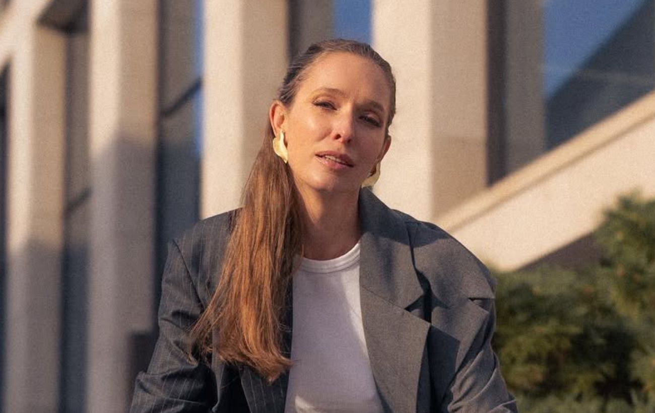 Як носити сіре пальто навесні 2026 і не виглядати нудно: урок від Осадчої