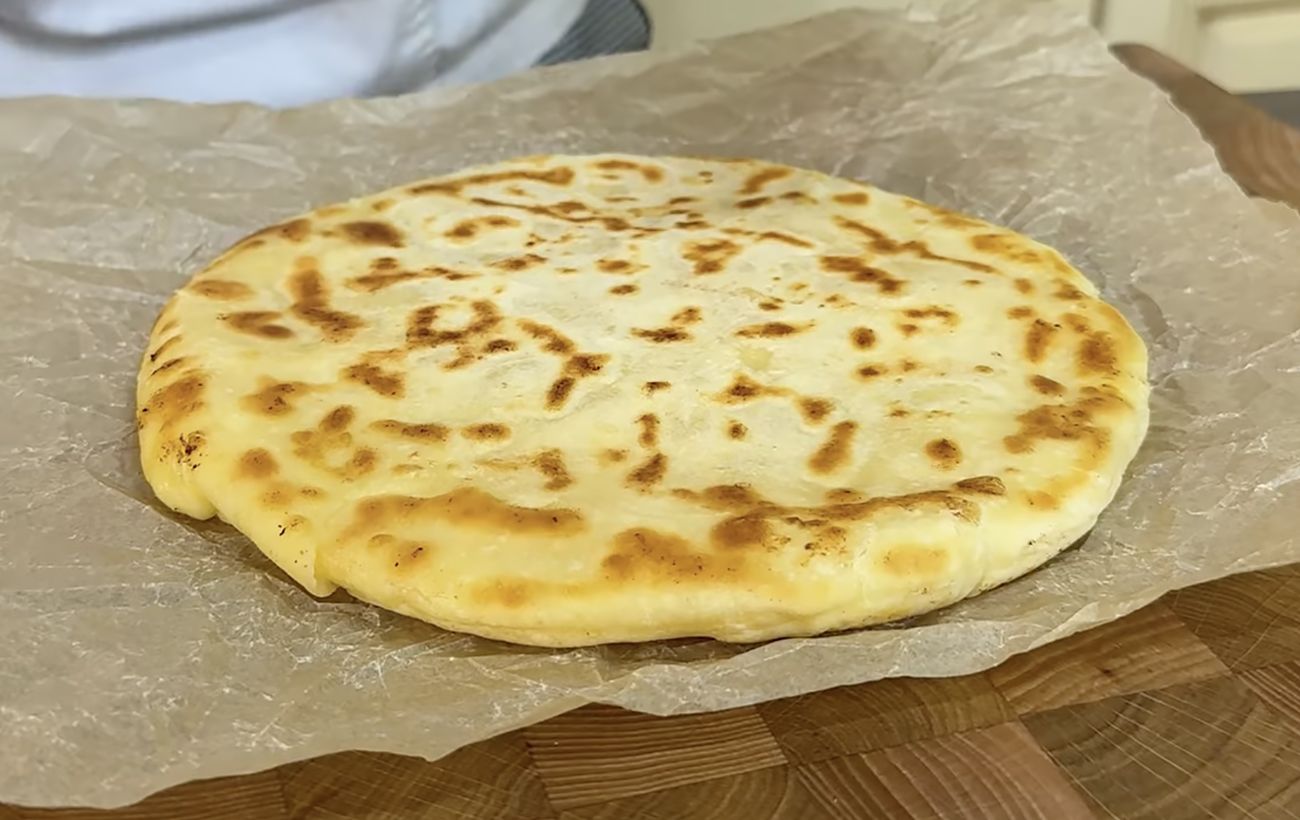З’їдають ще гарячим: сирно-картопляний хліб на сковороді за кілька хвилин