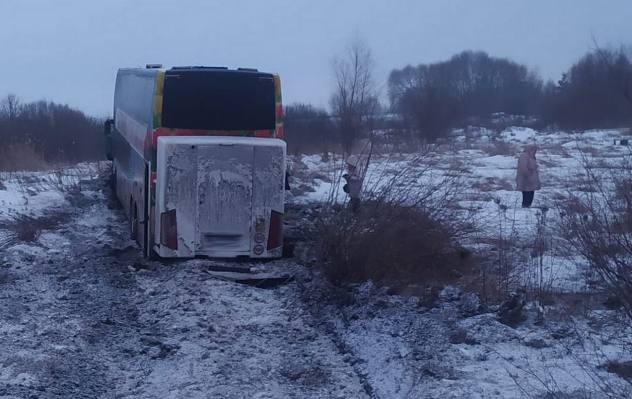 Автобус із пасажирами злетів у кювет на трасі Львів-Луцьк: є постраждалі (фото)