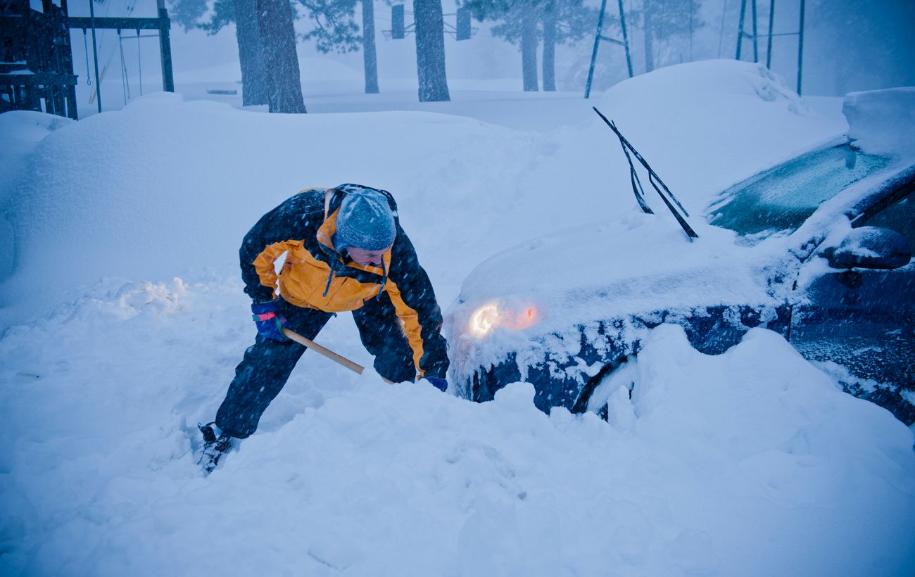Мають бути в кожному авто: 4 речі, які врятують водіїв під час снігопаду