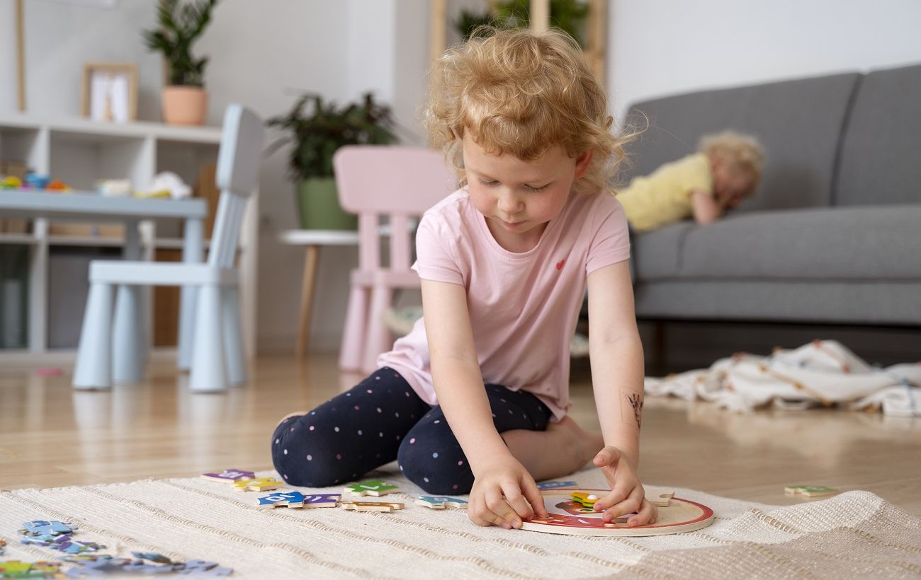 Забудьте про іграшки: вчені назвали несподівані предмети, які краще розвивають дітей