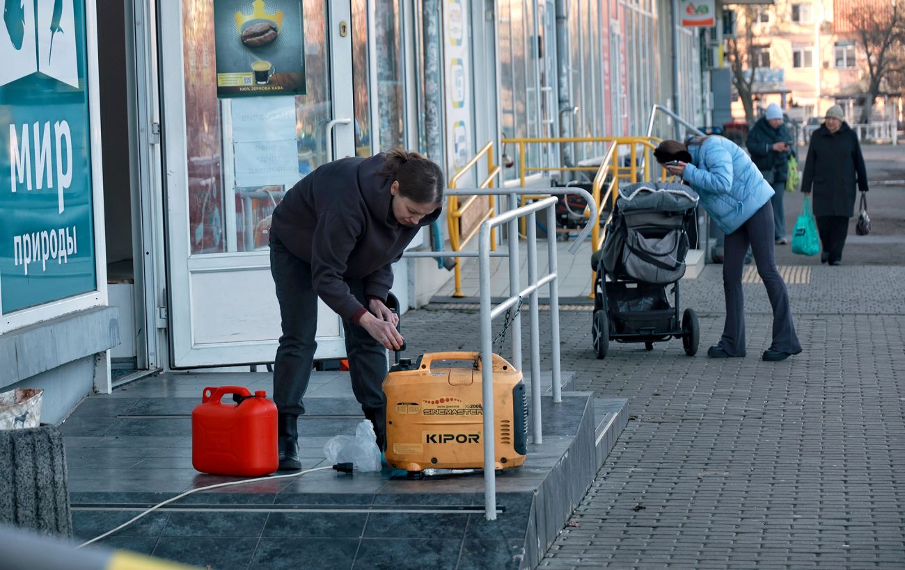 Без світла по кілька днів: яка ситуація з електрикою та теплом в Одесі