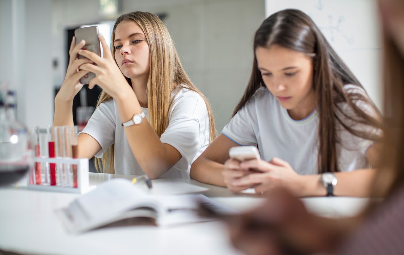 Смартфони на уроках: Лісовий пояснив, чи можуть школи забороняти гаджети