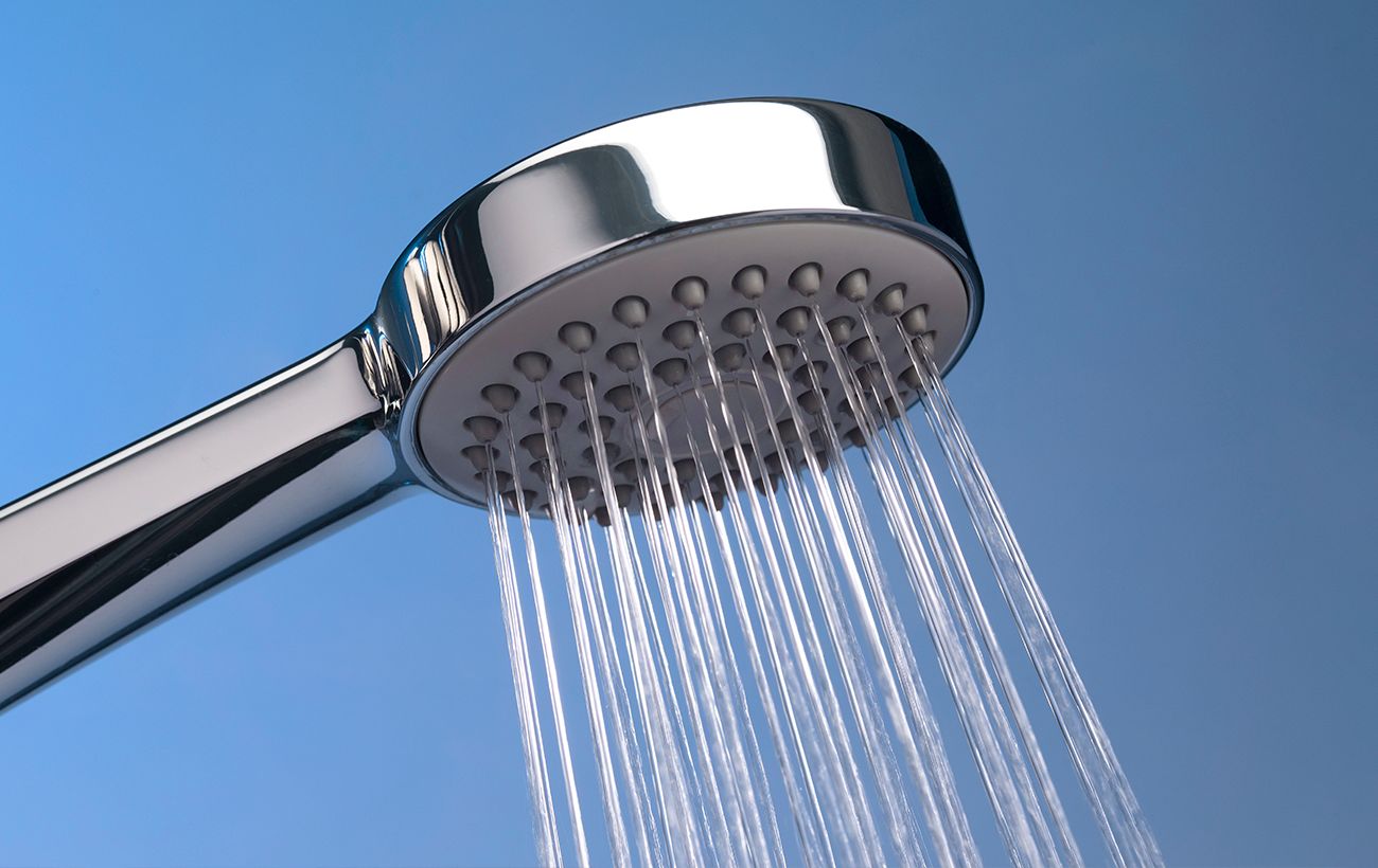 Завжди робіть після душу: цей трюк з водою рятує ванну від цвілі