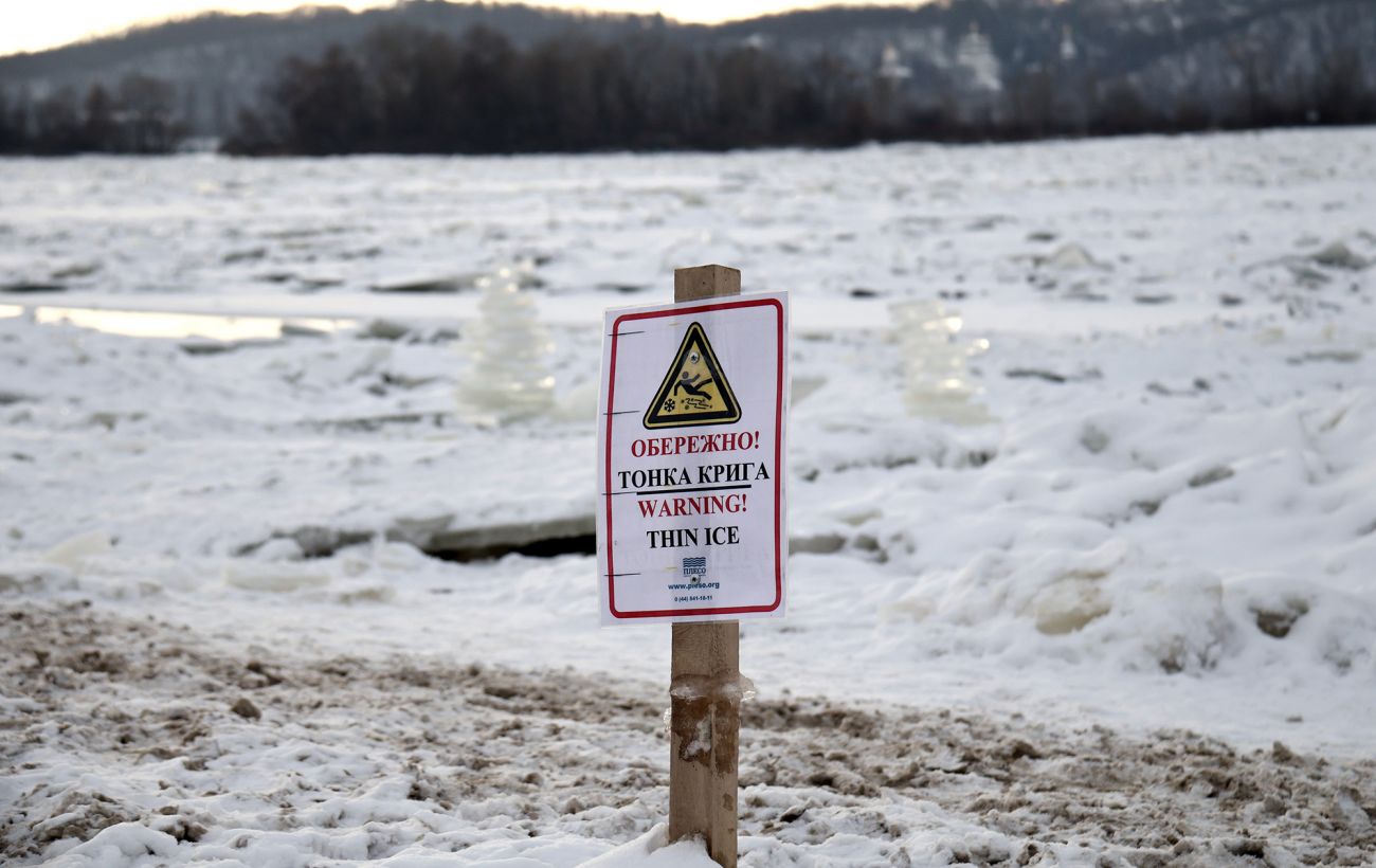 Діти провалилися під лід на лимані: відео порятунку на Одещині
