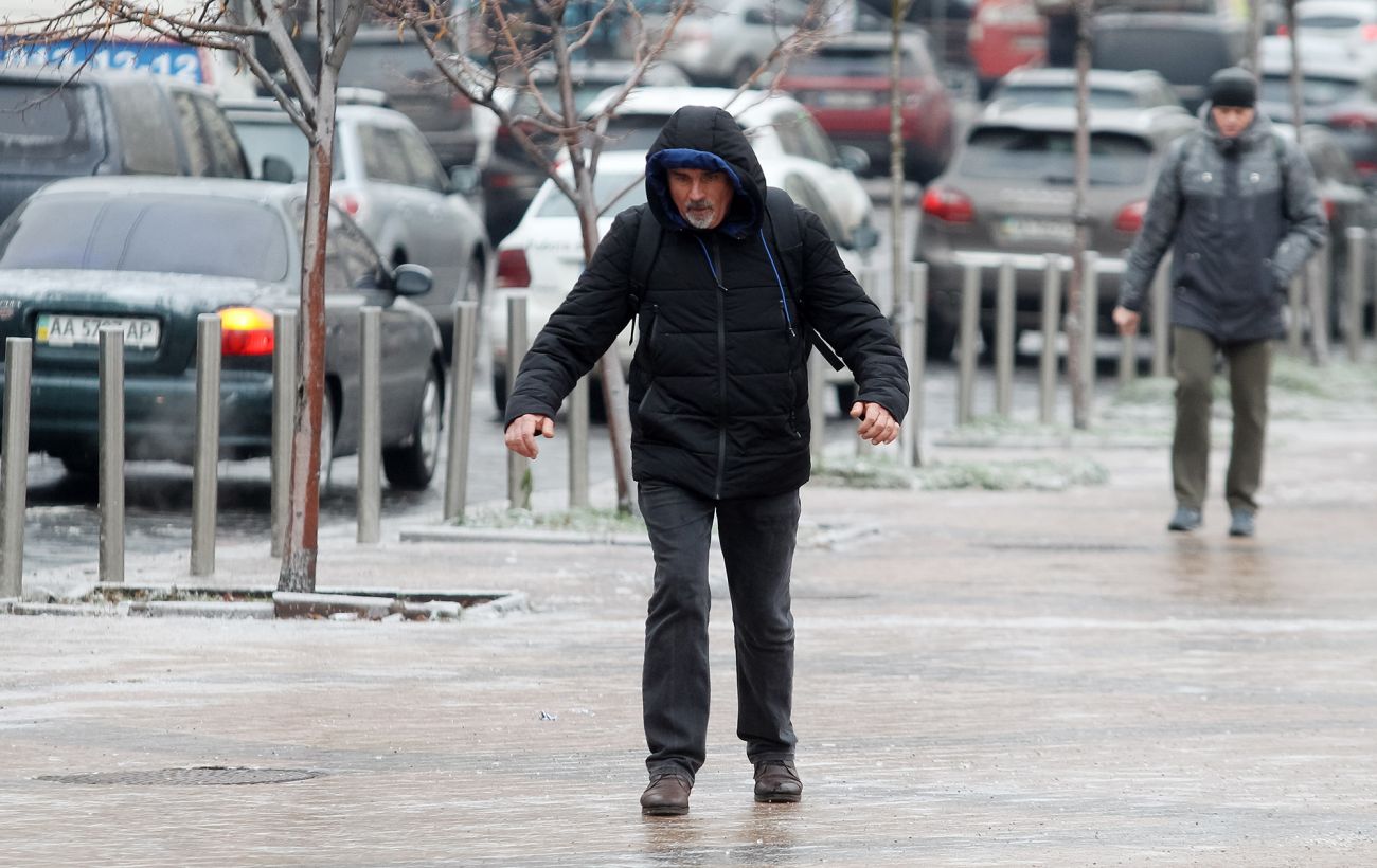 Україну накриє мокрий сніг і дощ: де буде найгірша погода сьогодні